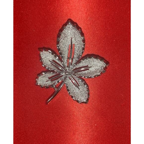 Vintage Sarah Coventry Silver Tone Leaf Brooch Signed - Picture 1 of 5